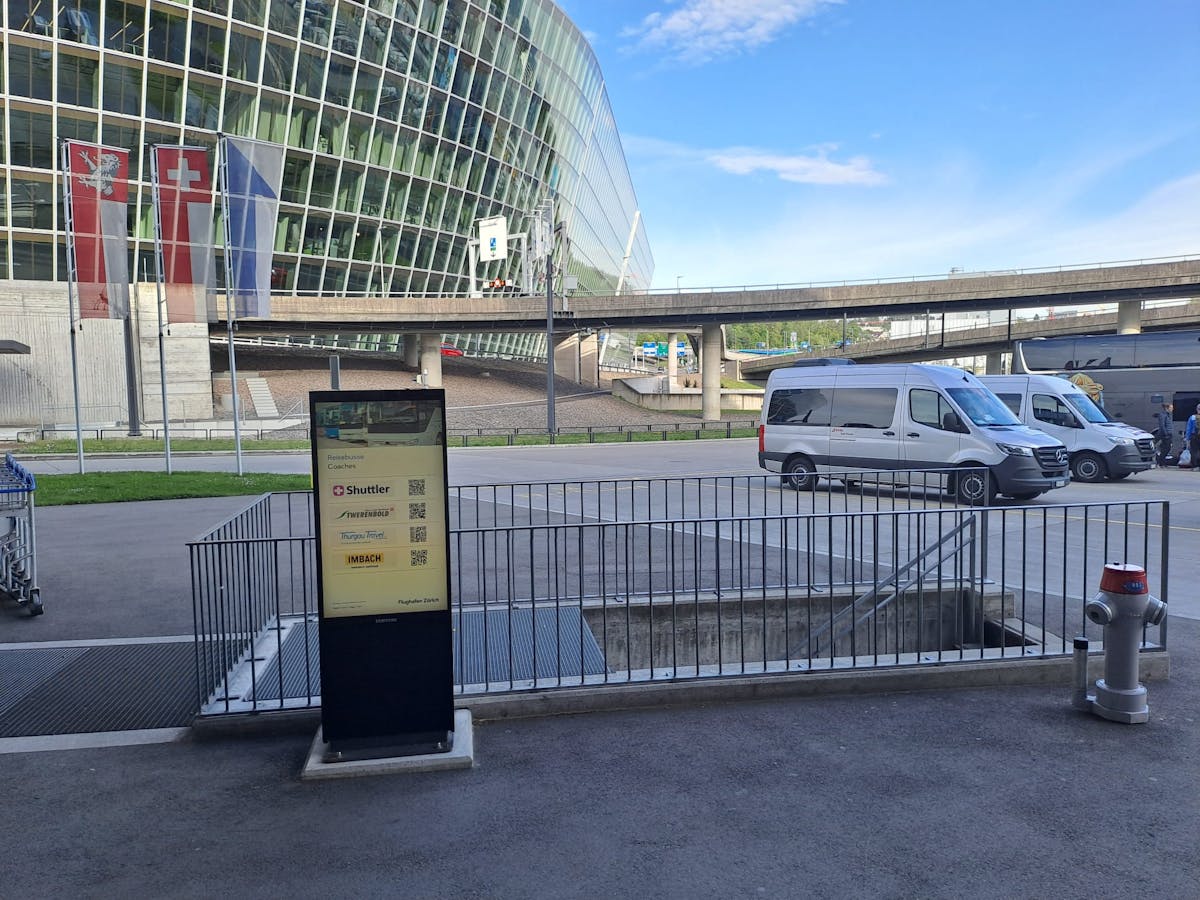 Zürich Airport Bus Station Platform R Bus Stop PageBlocks.web.contentComponents.stationImages.outsideVisionFromStreet